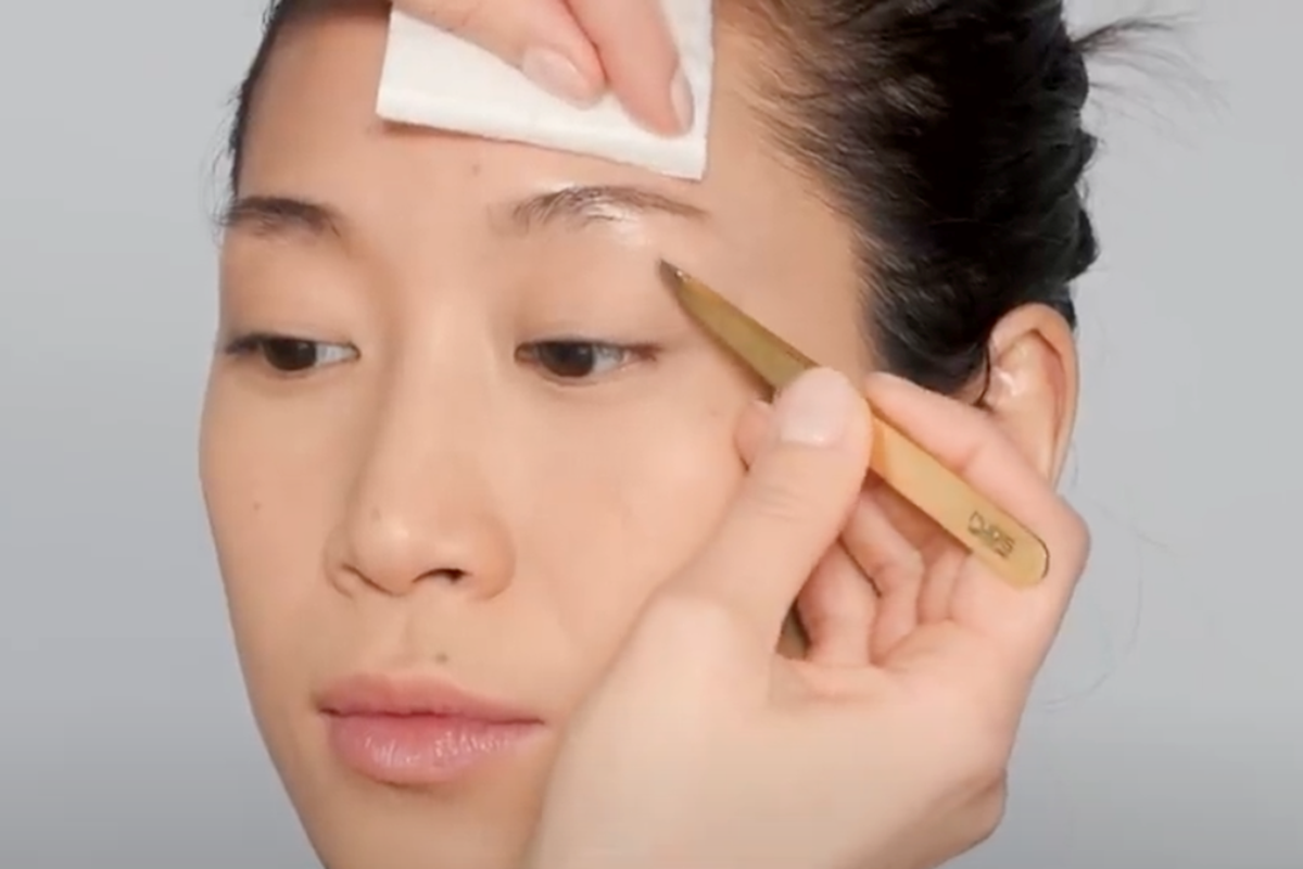 Celebrity make-up artist Lisa Eldridge suggère nos pinces à épiler Classic Gold