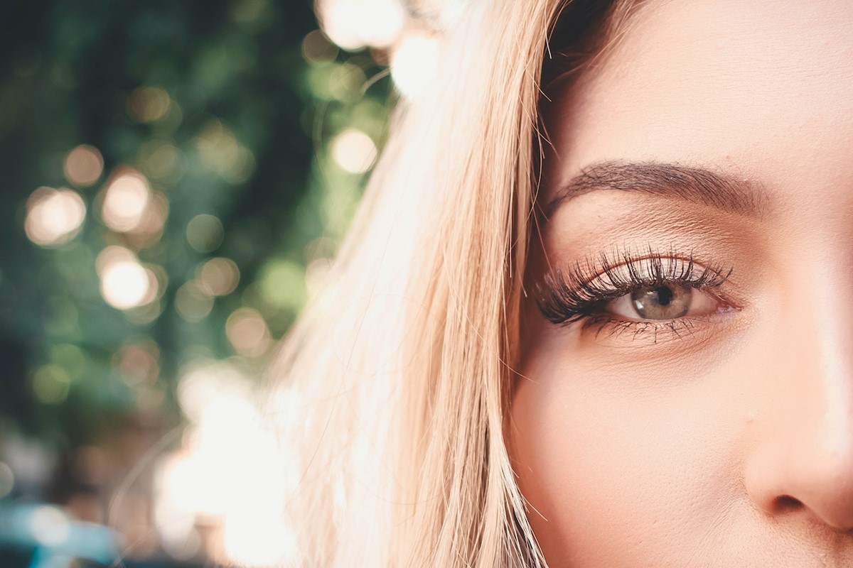 Augenblicklich atemberaubend: Die wichtigsten Tipps zum Anbringen von falschen Wimpern
